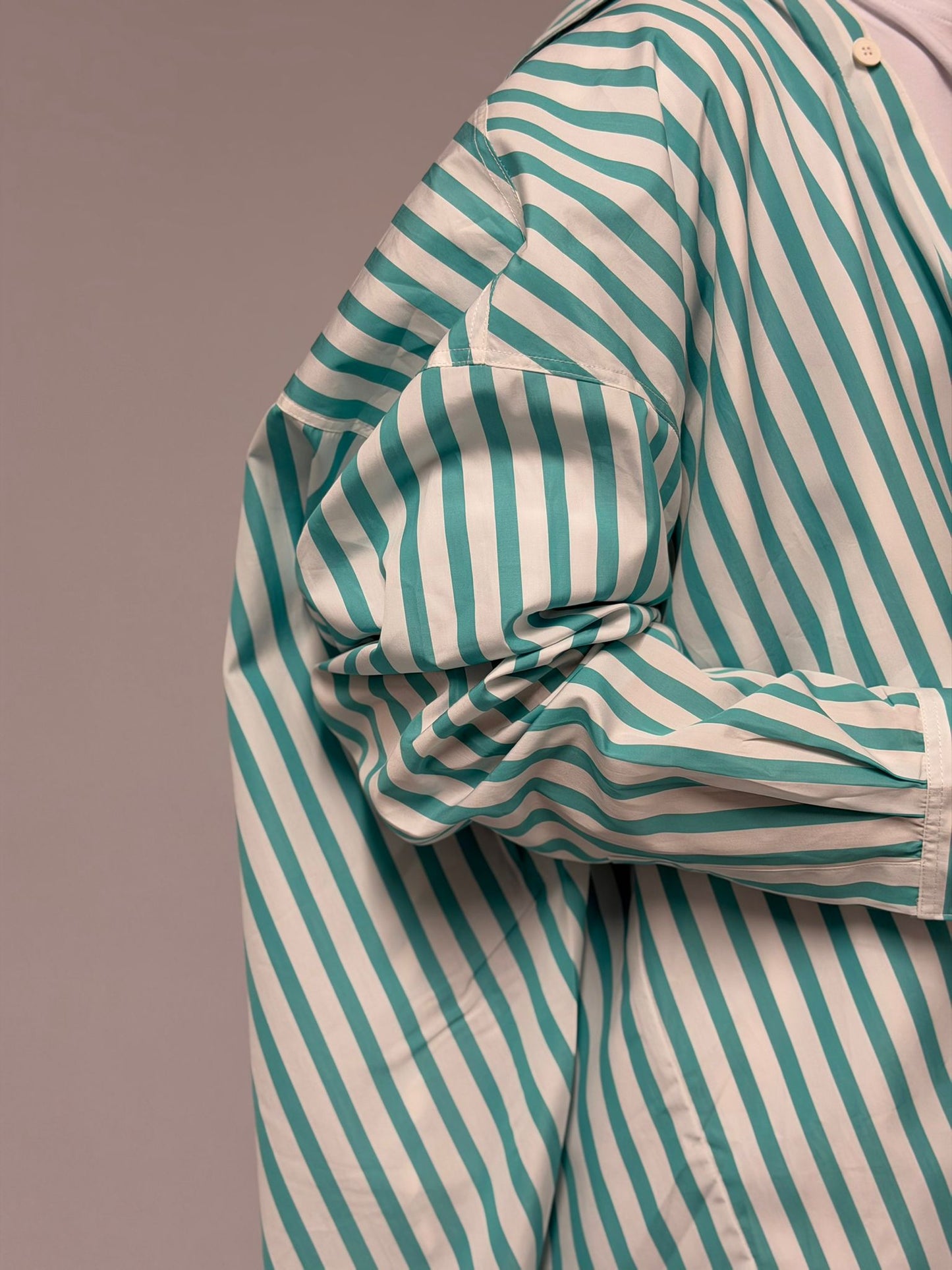 camicia a righe bianca e verde acqua