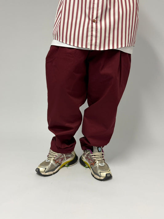 pantalone bordeaux  senza tasche con doppio  bottone in vita