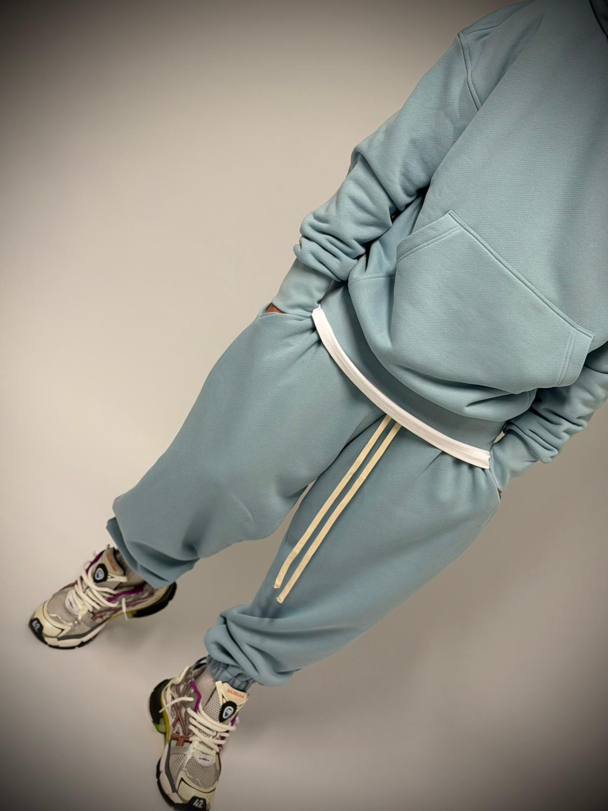 tuta celeste oversize